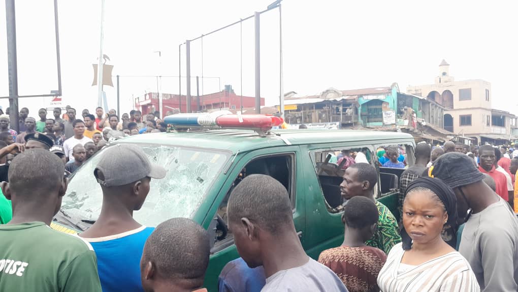 Photos: Bus conveying suspects to court crashes into Ilorin market, kills one