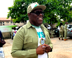 ‘Baba wan enter politics?’ Mixed reactions trail Kenny Ogungbe’s NYSC photo