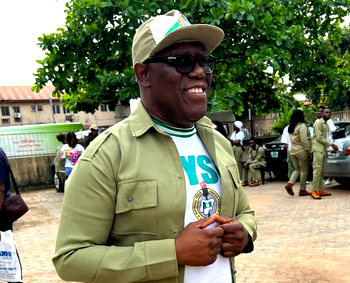 ‘Baba wan enter politics?’ Mixed reactions trail Kenny Ogungbe’s NYSC photo
