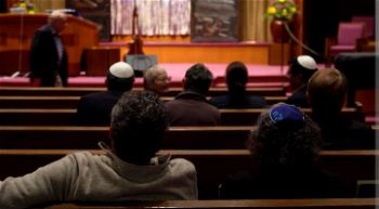 Jews gather in synagogues, light memorial candles for slain Israelis