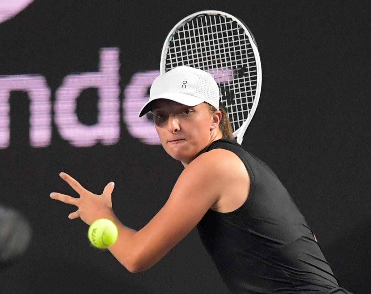 Sabalenka vence jogo adiado por chuva e pega Swiatek na semifinal do WTA  Finals