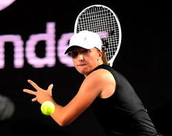 No.2 Swiatek beats No.1 Sabalenka in WTA Finals semis