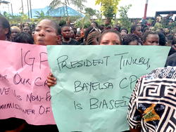 Bayelsa Poll: Women besiege police hqtrs, demand CP’s removal, non-violence election
