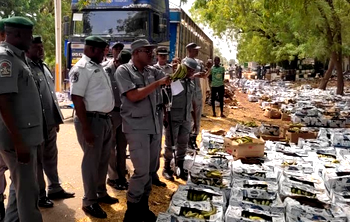 Customs intercepts trailer load of banana en route Niger
