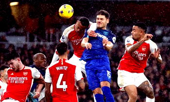 Arsenal fail in Premier League summit bid as Spurs lose thriller