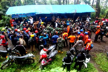 11 hikers dead after Indonesia volcano erupts, dozen still missing