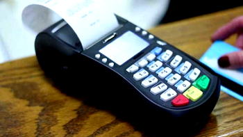 Traders reject electronic transfer despite cash scarcity