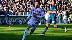 Vlahovic fires Juve one point behind leaders Inter