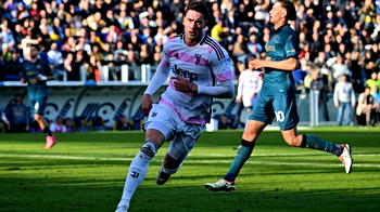 Vlahovic fires Juve one point behind leaders Inter