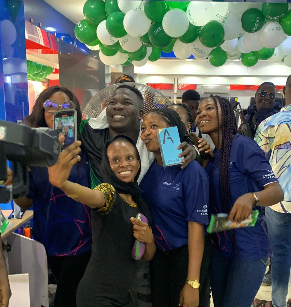 Celebrities, Ozo and Dele Omo woli visits OPPO Stores in Nigeria for OPPO Black friday
