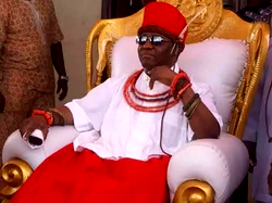 Walter Obaseki’s family felicitate with Oba Euwrae II on Igue festival