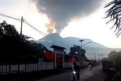 2,000 evacuated following Indonesia volcano eruption