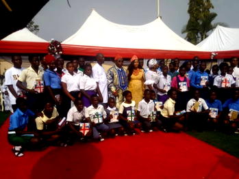 Yuletide: Delta monarch prays for nation’s peace, awards scholarship to students