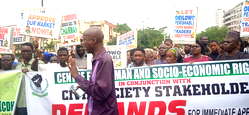 Photos: Perishable food market traders protest at Lagos House, seek justice