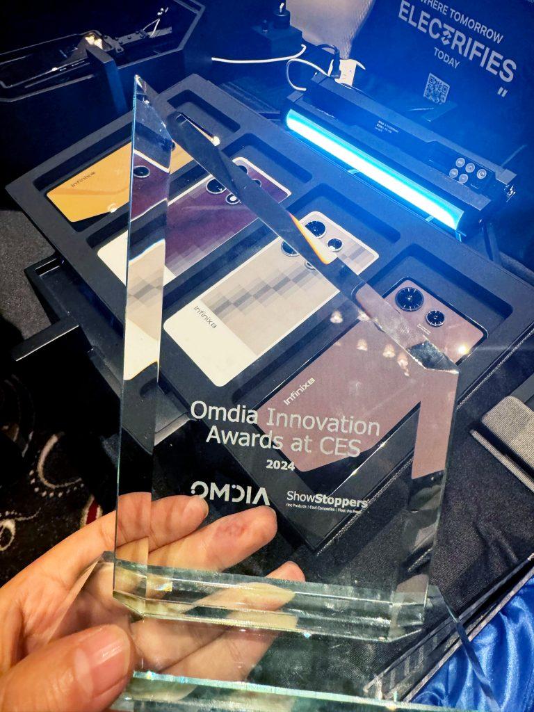 Infinix-E-Color-Shift-Technology-Won-the-Omdia-Innovation-Award-at-CES-2024-scaled.jpg