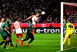 Kane brace helps Bayern keep pace with leaders Leverkusen