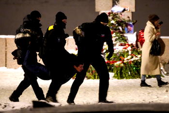 Police detain over 100 at memorials for Navalny in Russia