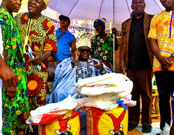 Economic hardship: Elerinmo, Olori Aderonke give food relief to community