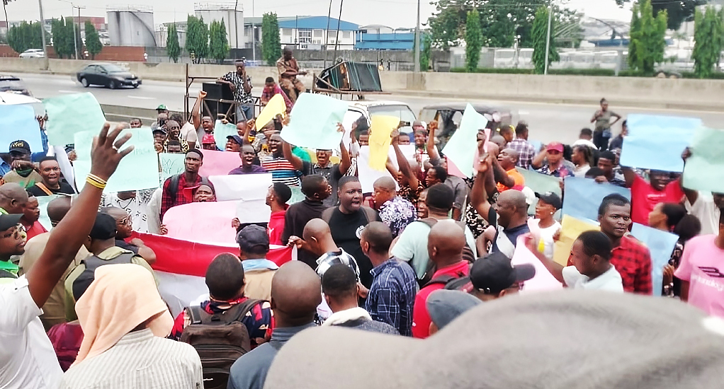 Sachet alcohol ban: Distillers protest at NAFDAC office in Lagos ...