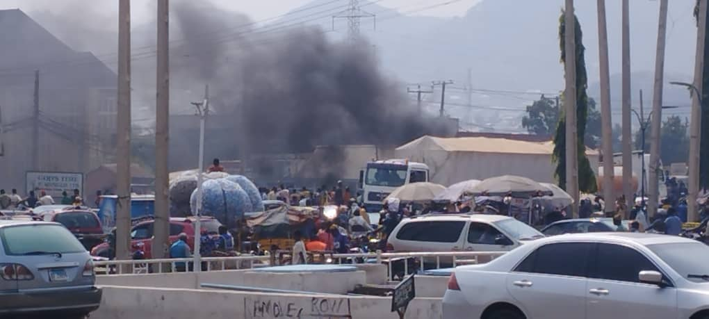 Hoodlums hijack protest in Niger, block Abuja-Suleja-Kaduna road