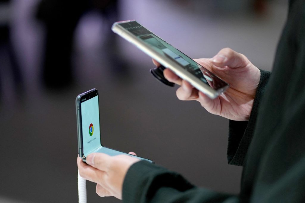 Margaret Lawrence varsity bans use of smartphones on campus