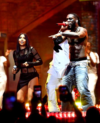 Video: Moment Burna Boy brought Toni Braxton on stage to perform “Last Last”