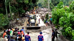 10 dead, 10 missing after Indonesia floods, landslide