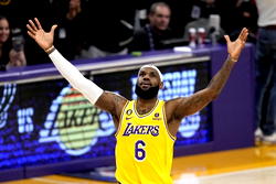 Lakers’ LeBron James becomes first NBA player with 40,000 points