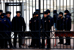 Hundreds arrive for Navalny funeral despite Kremlin warning