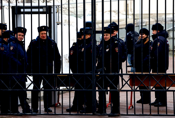 Hundreds arrive for Navalny funeral despite Kremlin warning