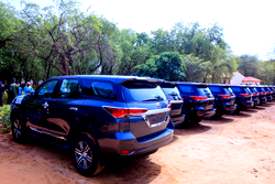 [Photos] Hardship: Gov Idris gifts SUVs to Kebbi lawmakers 