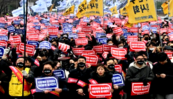 S/Korea starts process to suspend licences of 4,900 striking doctors