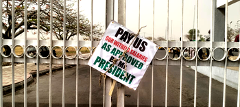 Photos: SSANU begins 7-day warning strike, blocks UNIABUJA gate