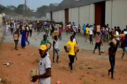 Updated: Residents invade warehouse in FCT, loot foodstuffs amid hardship
