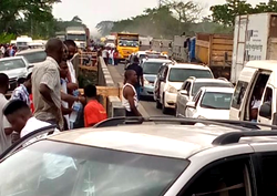Video: Easter travellers stranded as crater halts traffic on Okada Bridge in Edo