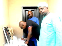 Photos: NGE pays condolence visit to Ray Ekpu over wife’s death