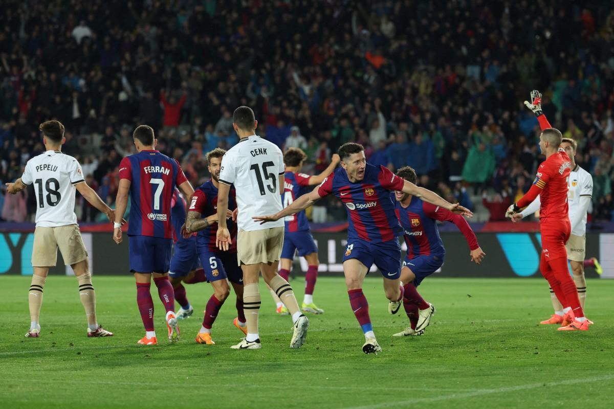Hat trick hero Lewandowski fires Barcelona to comeback win against Valencia