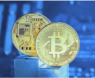 Bitcoin steadies at $105k as altcoins dip in market slowdown