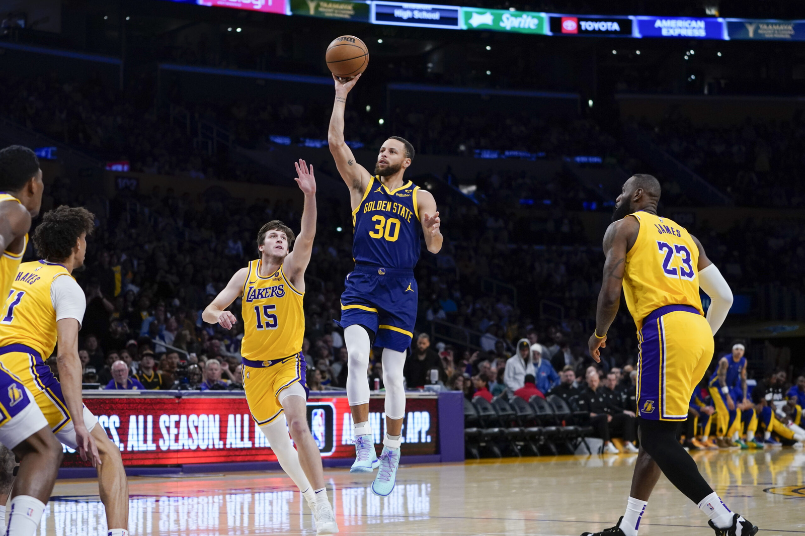 Warriors down Lakers in historic 3-point shooting game