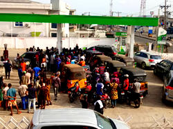 Fuel scarcity: Motorists, commuters groan as price hits N850 per litre in Lagos
