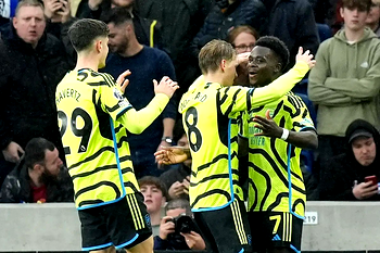 Arsenal return to Premier League summit after easy win at Brighton