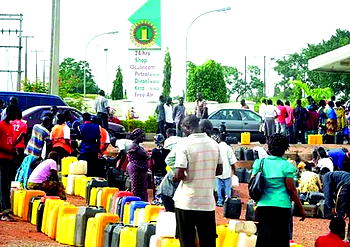 Fuel shortage: Long queues persist in Lagos, environs as marketers shut stations