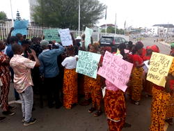 Protests hit Imo govt house, over plan to remove security operatives from community