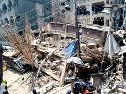 10 escape death as 4-storey building collapses on Lagos Island