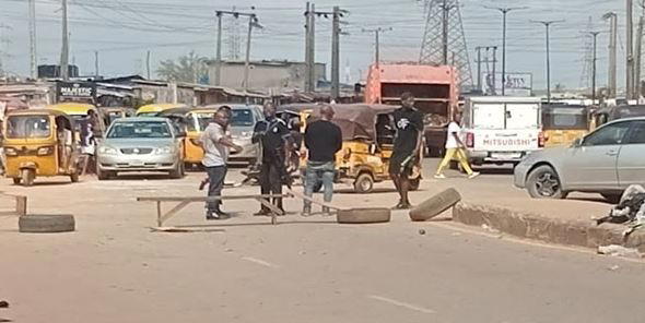 Hoodlums attack Ipaja Police Station in Lagos