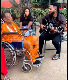 Nigerian singer, Flavour loses father