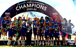 Chelsea crowned Women’s Super League champions as Hayes bows out in style