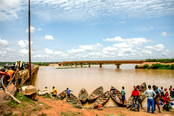 Benin closes river crossing with Niger in escalating trade tensions