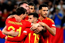 Spain pip Italy 1-0 to reach Euro last 16