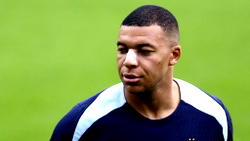 Mbappe returns to France training with bandage on broken nose